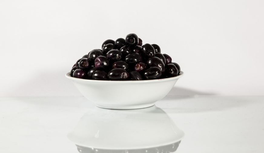 An image of a bowl filled with fresh jambolan.