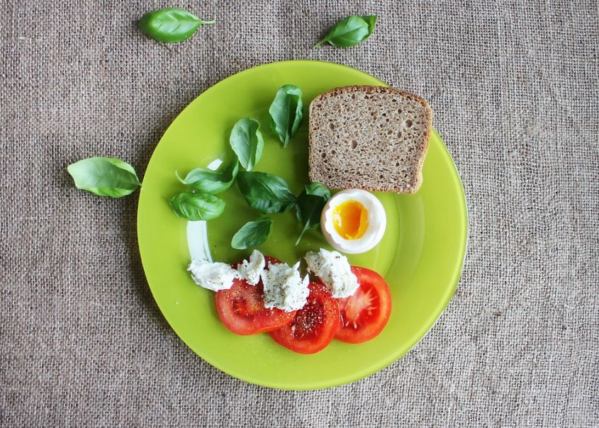 One can easily add tomatoes to their everyday diet starting from breakfast.