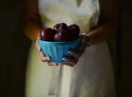 plum_fruit_bowl_holding_hold