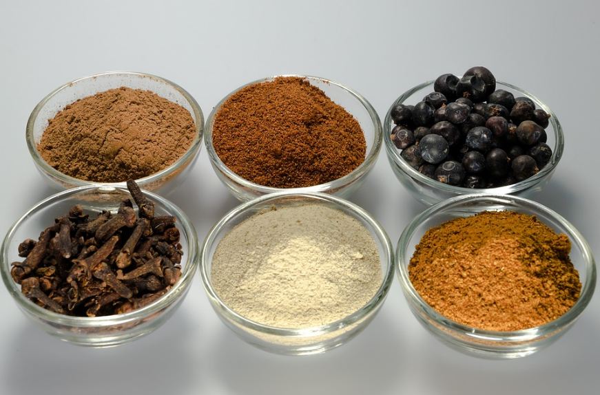 spices-white-pepper-nutmeg-cloves