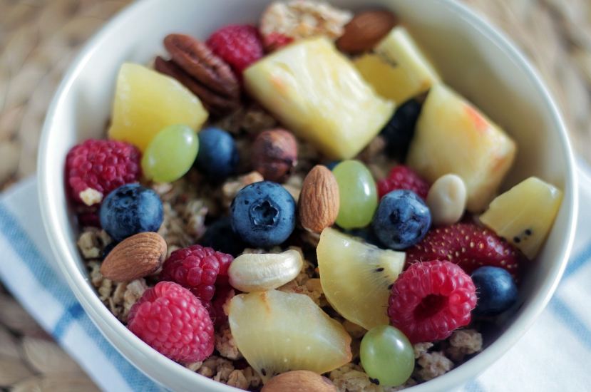 breakfast-bowl-fruits-raspberries